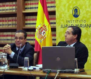 Antonio Alarcó, a la derecha de Antonio Salazar