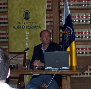 Paco Capella diciendonos qué es la ética y tal