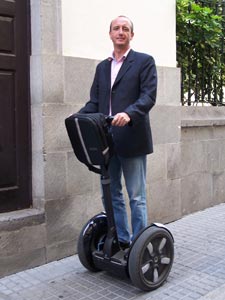 En el descanso hubo tiempo de probar el Segway de Antonio Salazar