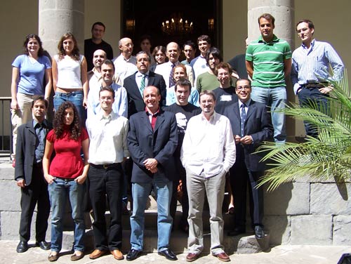 Al final de la conferencia nos hicimos una foto de familia, ponentes y becarios