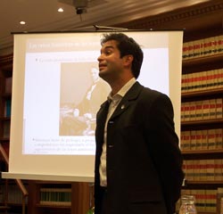 Gabriel Calzada con sus transparencias al fondo