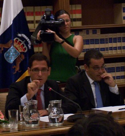 Angel Llanos con un cámara a su espalda y Antonio Salazar a su vera