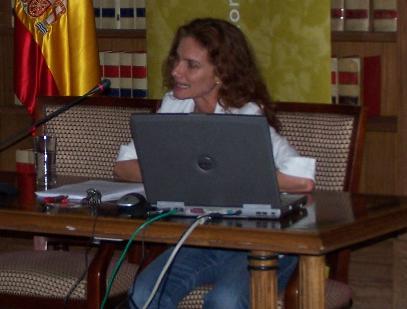 María con aspecto de vampiro que va a comerse a un alumno